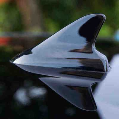 汽车原装鲨鱼鳍天线是粘上的吗 汽车鲨鱼鳍和天线哪个高级-图1